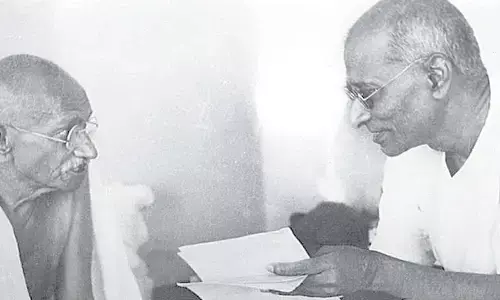 Conversation between Narayana Guru and Gandhi