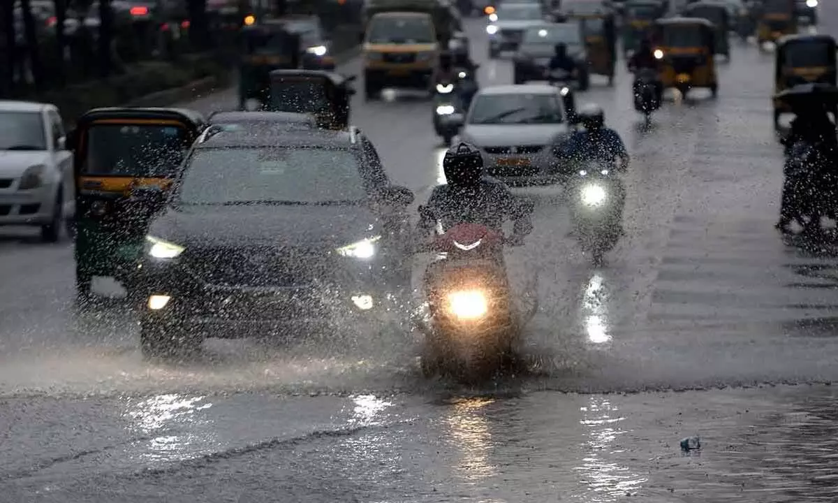 Heavy rains occur in Hyderabad city, traffic disrupted Heavy rains occur in Hyderabad city, traffic disrupted