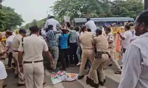 BJD, Congress workers protest rising crime against women in Odisha