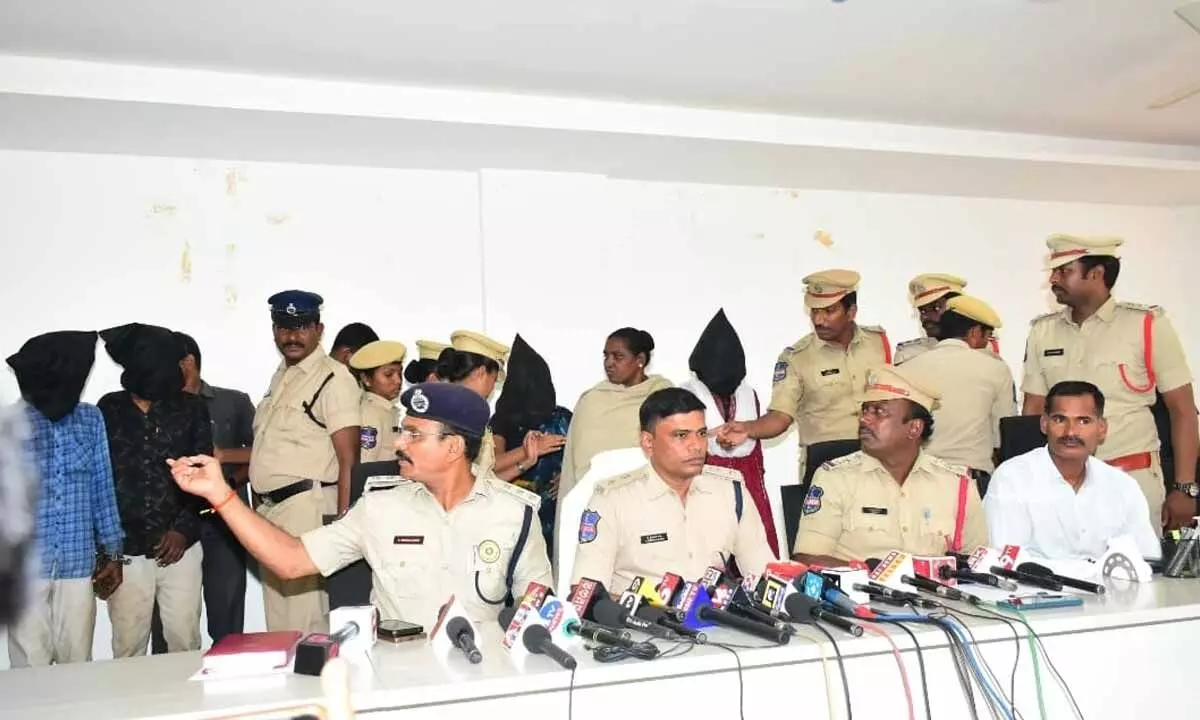 Wife, Lover Orchestrate Chilling Honour Killing in Jogulamba Gadwal – 8 Arrested in Swift Police Crackdown Wife, Lover Orchestrate Chilling Honour Killing in Jogulamba Gadwal – 8 Arrested in Swift Police Crackdown