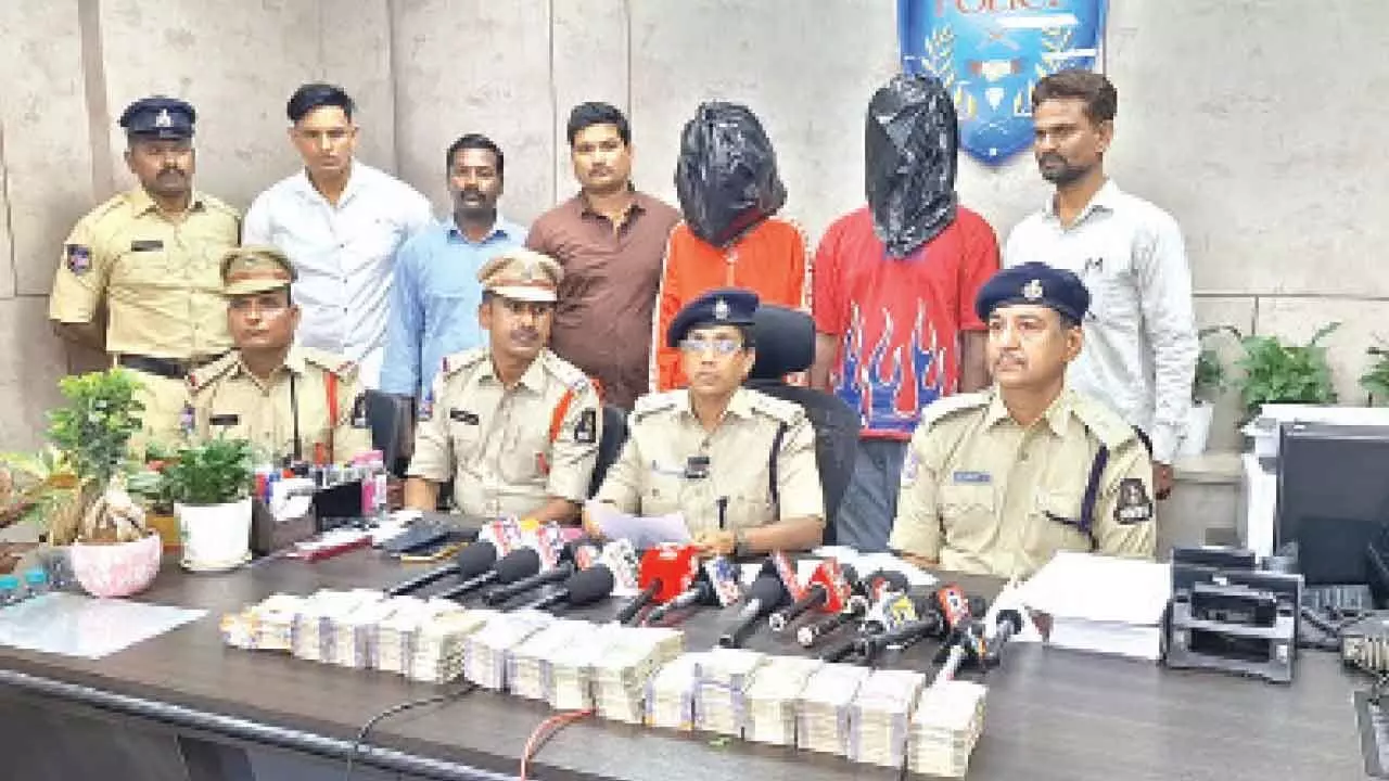 Cops recover stolen amount of `17 lakh in 2 hours Cops recover stolen amount of `17 lakh in 2 hours