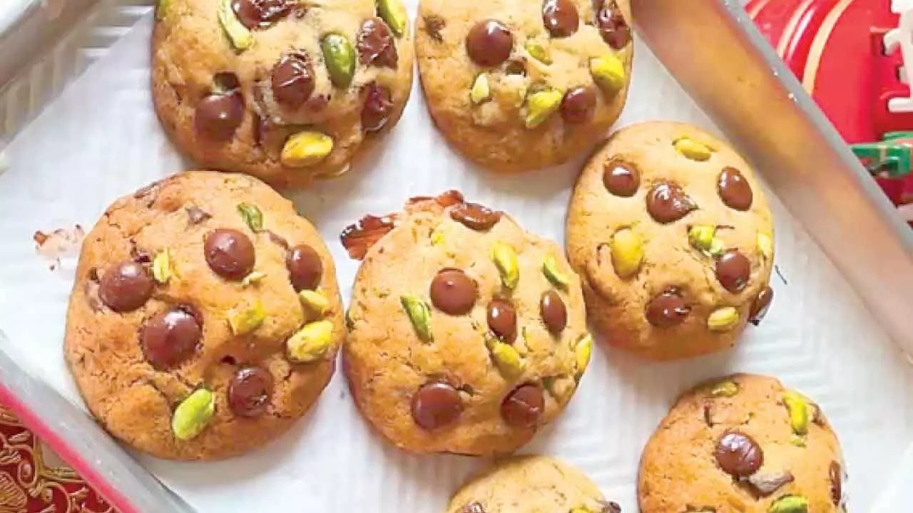 Nutty meets sweet: Pistachioocolate cookies Nutty meets sweet: Pistachioocolate cookies