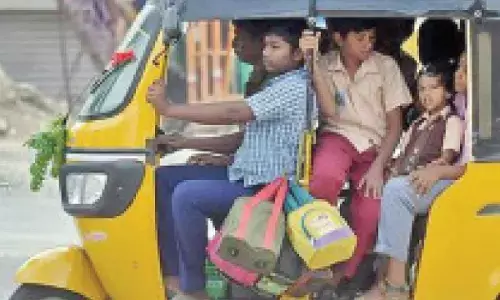 Autos ferrying schoolkids violate safety norms under the nose of cops