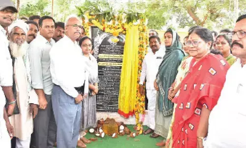 Minister lays foundation for Anna Canteen