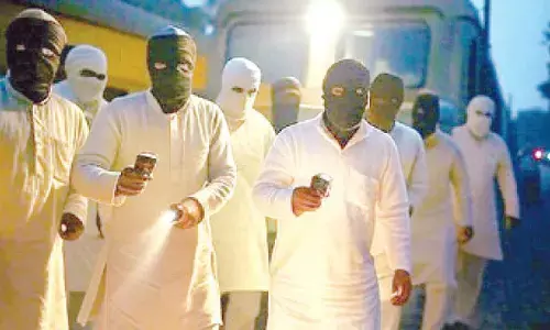 Robbers strike at moving train in Chittoor dist