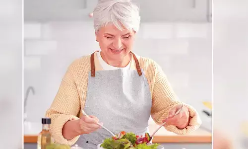 A bowl of spinach, kale and broccoli may boost heart health in elderly women