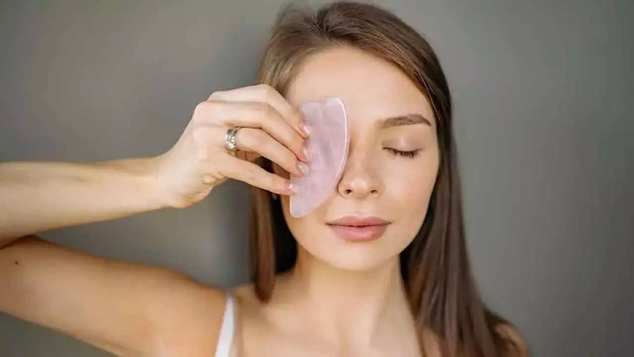 How to Use Gua Sha for Eye Puffiness: Techniques, Benefits & Common Mistakes to Avoid