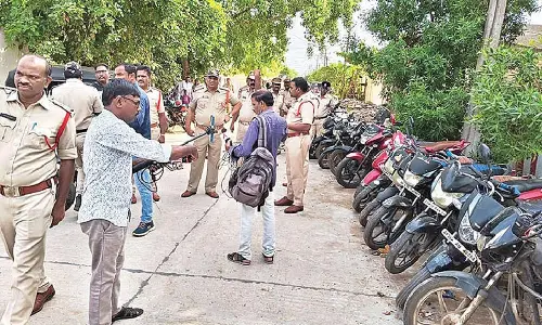 Cops conduct cordon & search