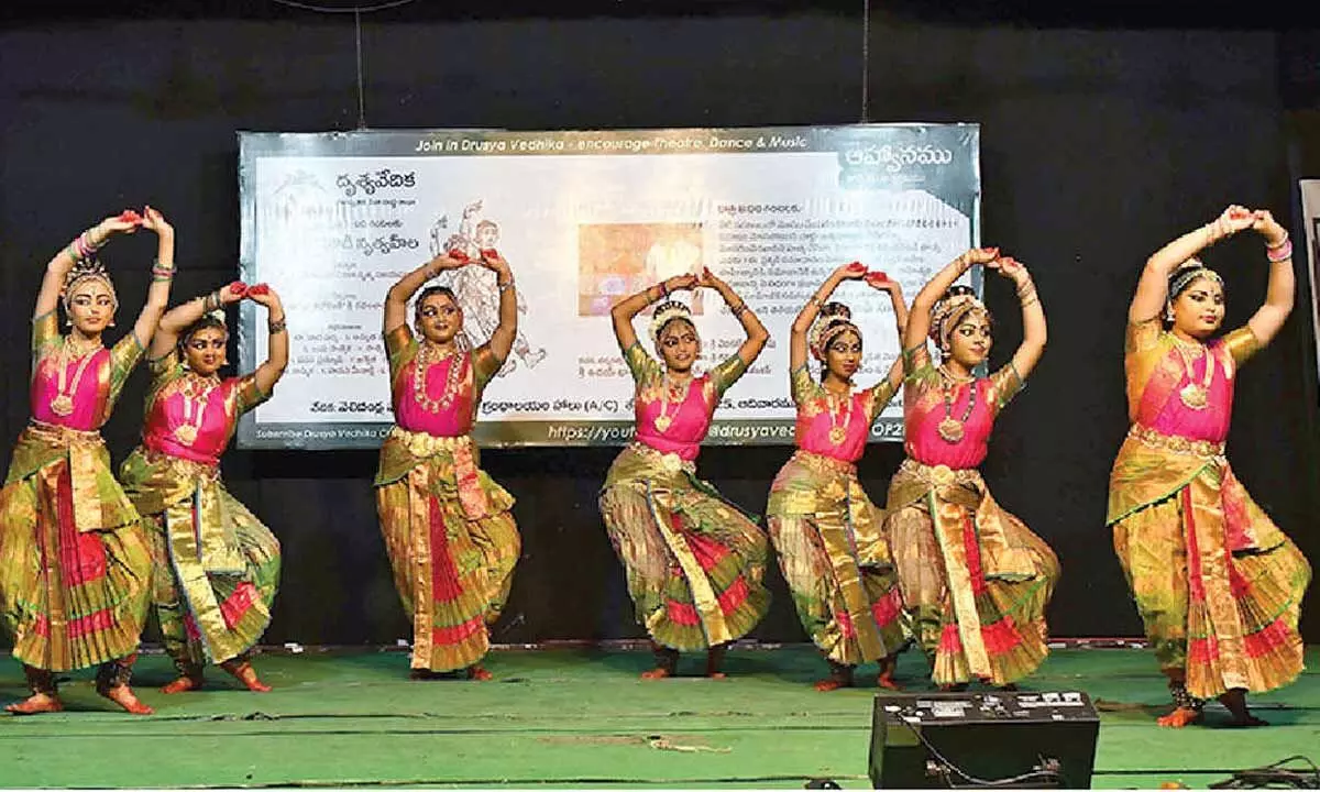 Applause for classical dance performances Applause for classical dance performances