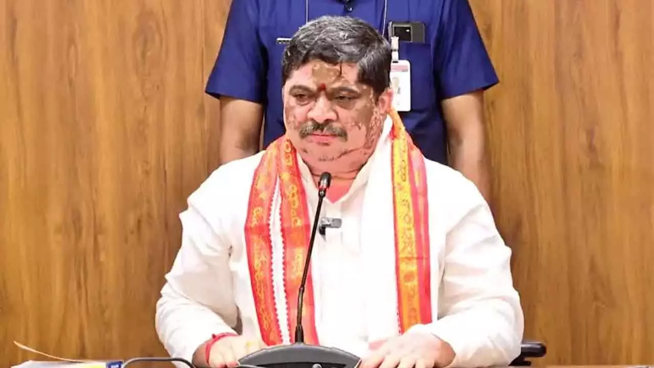 Ponnam slams Telangana BJP president for questioning development Ponnam slams Telangana BJP president for questioning development