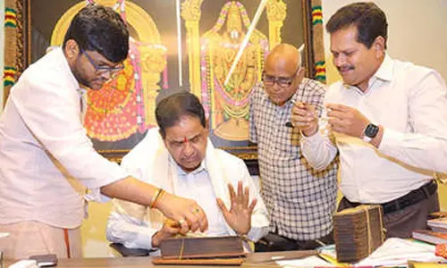 SVU ORI director briefs TTD chairman on rare palm-leaf manuscripts collection