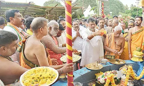 DKS assures growth of Cauvery basin; seeks support for Aarti