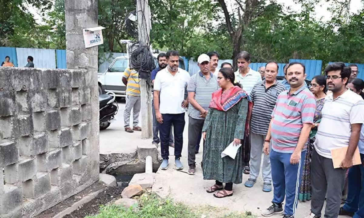 Commissioner directs officials not allow unauthorised construction