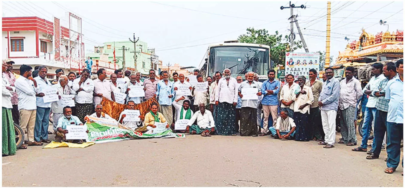 Farmers stage ‘rasta roko’