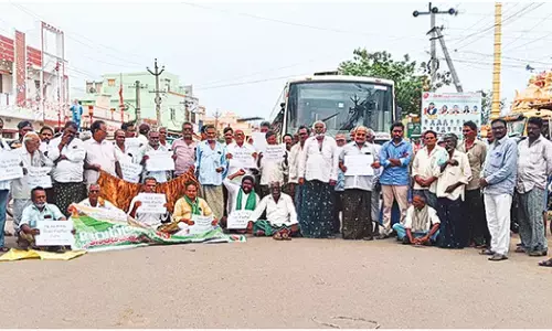 Farmers stage ‘rasta roko’