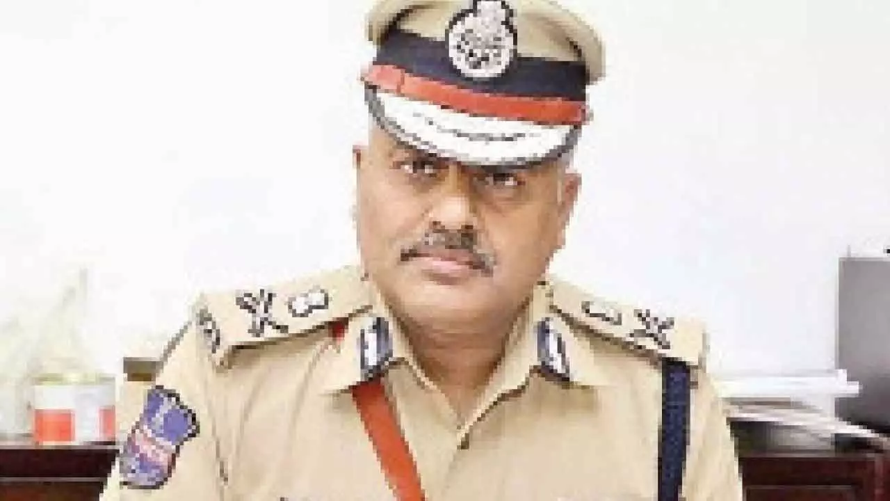 You are in public glare – maintain good conduct: DGP to cops