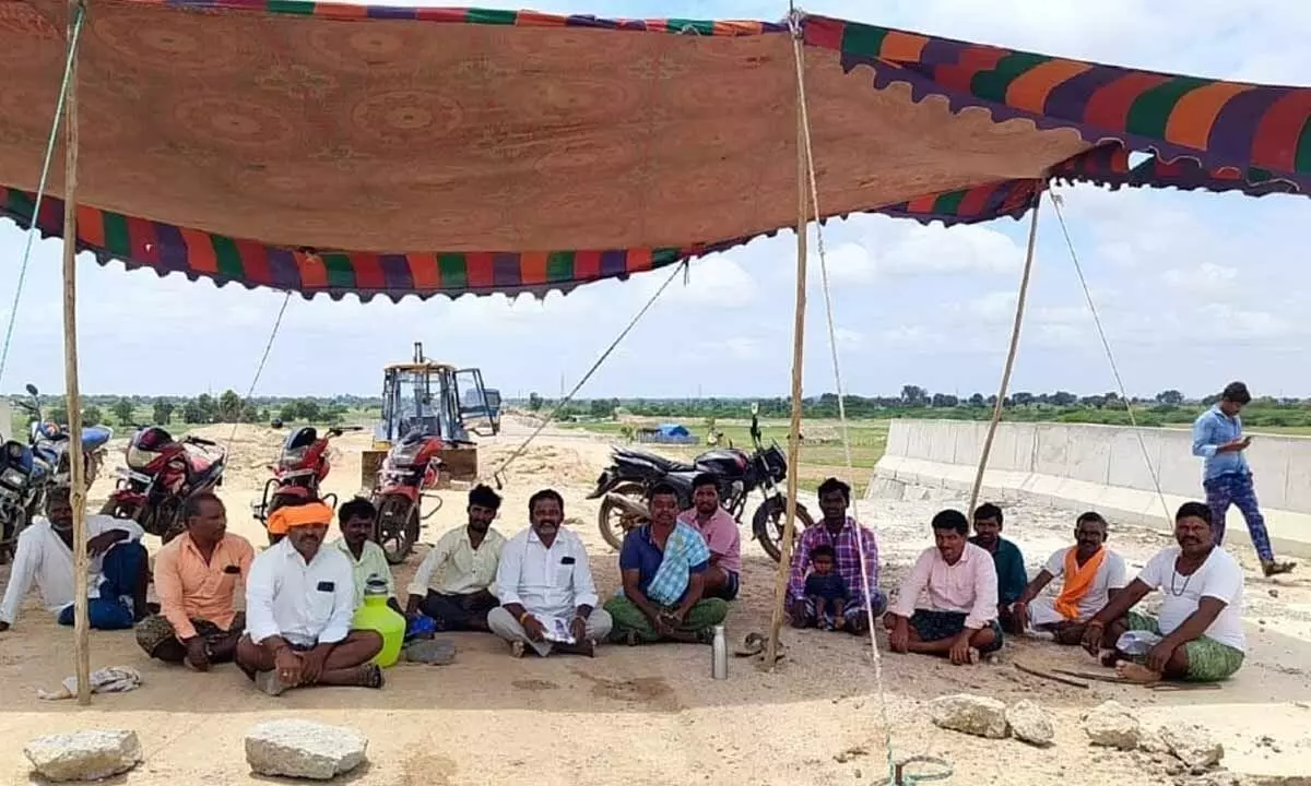 Farmers Launch Hunger Strike on Bharat Mala Road Demanding Pending Compensation in Deva Banda, Aiza Mandal Farmers Launch Hunger Strike on Bharat Mala Road Demanding Pending Compensation in Deva Banda, Aiza Mandal