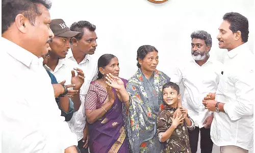 Singaiah’s family meets Jagan, wife alleges foul play