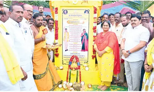 Minister lays foundation for bridge over Chitravathi river