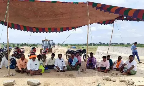Farmers Launch Hunger Strike on Bharat Mala Road Demanding Pending Compensation in Deva Banda, Aiza Mandal