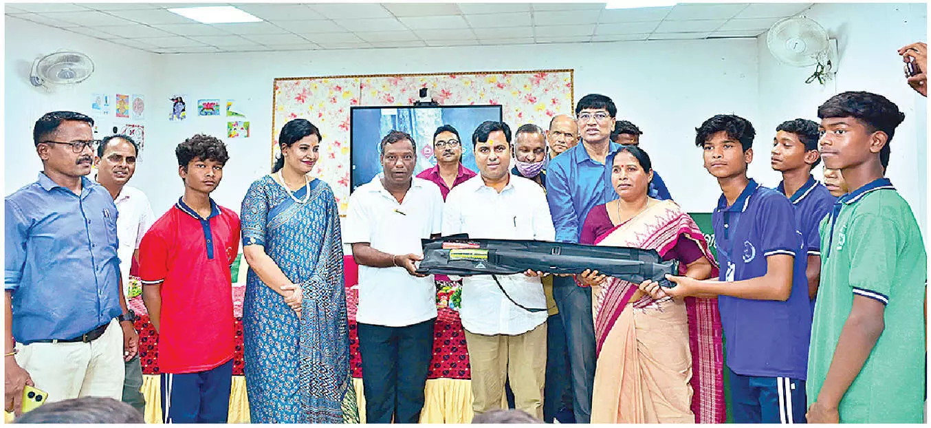 Students encouraged to take up hockey Students encouraged to take up hockey