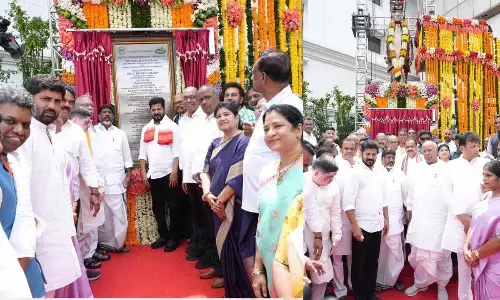 Revanth Reddy and Kharge unveils statue of former CM Rosaiah in Lakadikapul