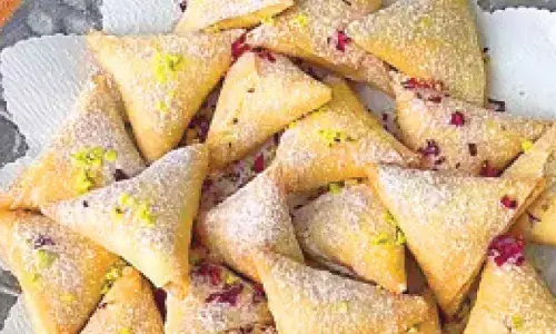 Elevate your snack game with pistachio samosas