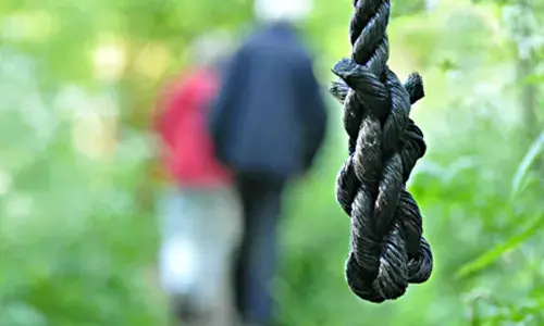 Bodies of couple found hanging from tree in Jharkhand’s Giridih, police suspect love affair