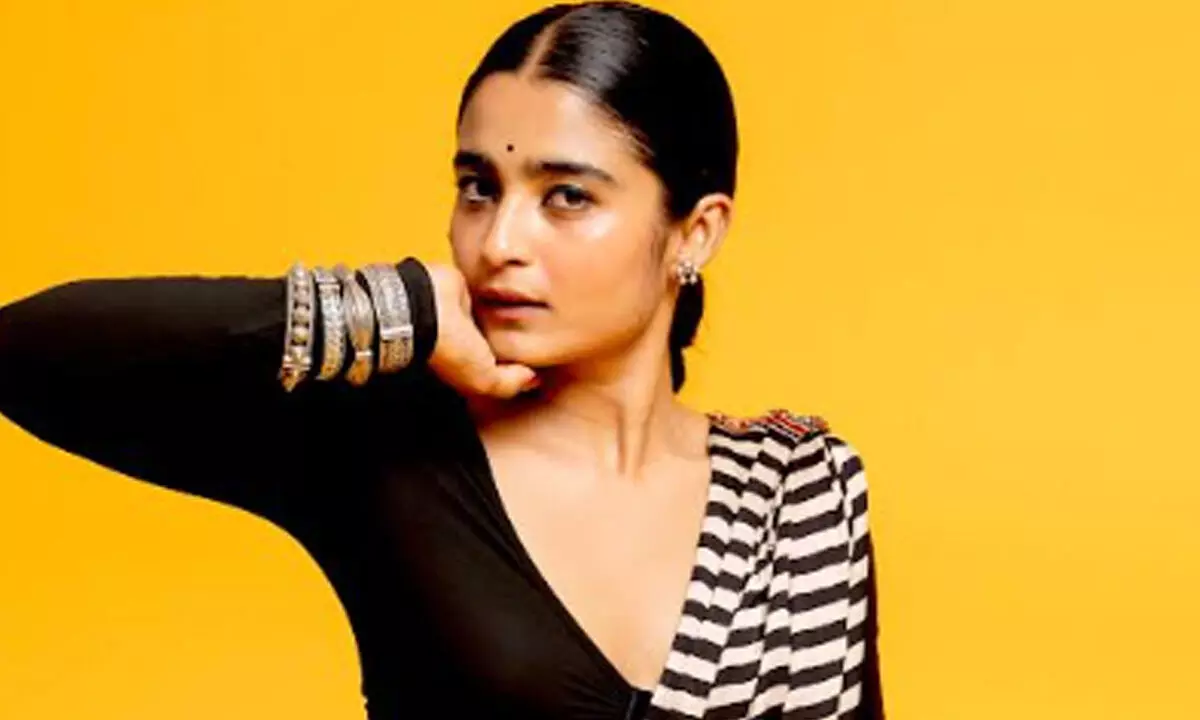 Chaithra J Achar strikes with fusion saree look Chaithra J Achar strikes with fusion saree look