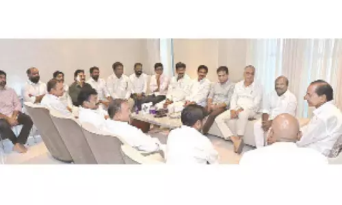 KCR holds meet with BRS leaders in hospital