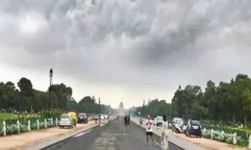 Delhi sees cloudy skies, light rain; orange alert issued