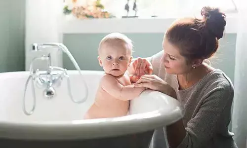 Parenting: Daily bathing tips for babies in the changing season