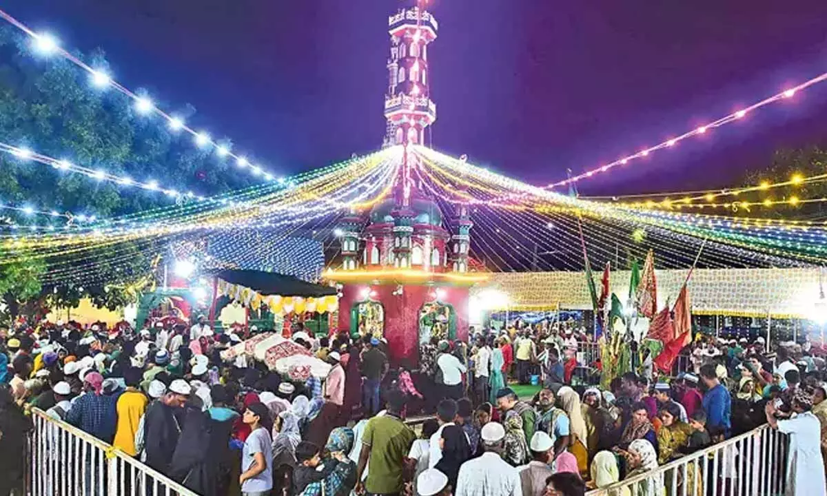 Rottela festival begins at Barashahid Dargah in Nellore