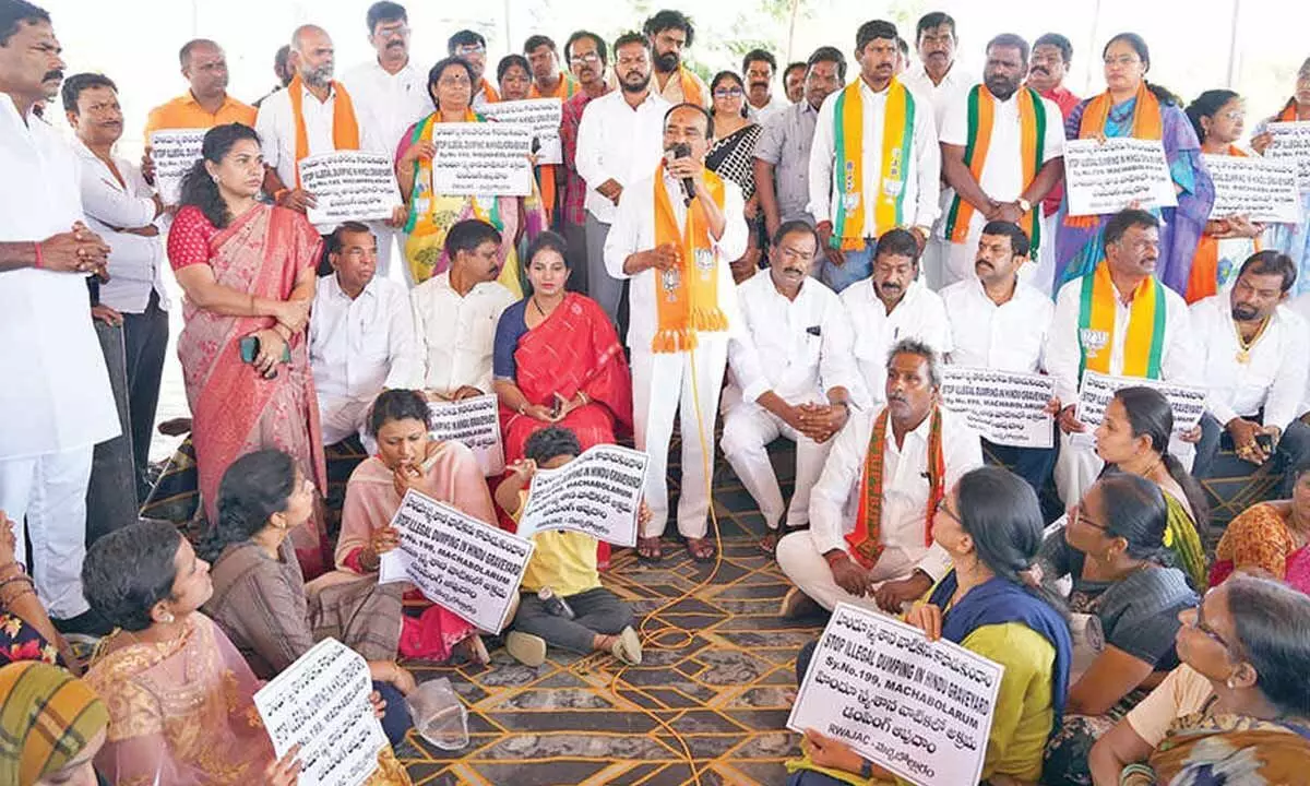 Eatala supports Macha Bollaram residents’ protests