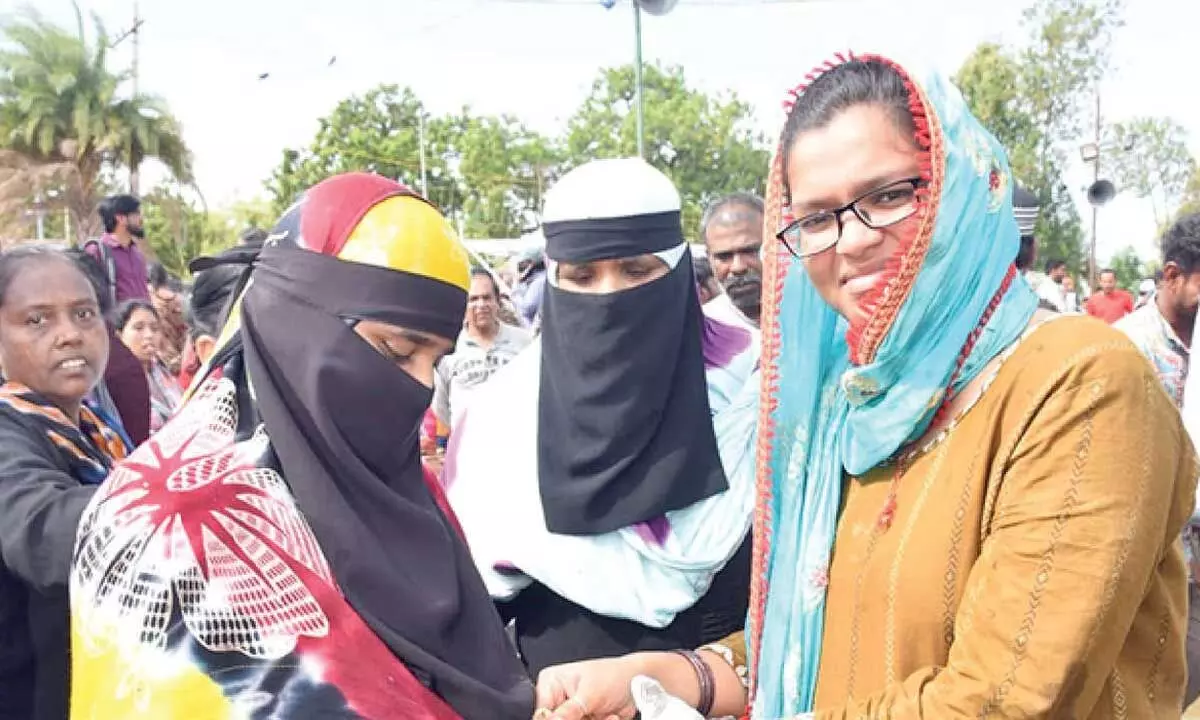 Devotees throng Swarnala Cheruvu as 5-day Rottela Panduga begins