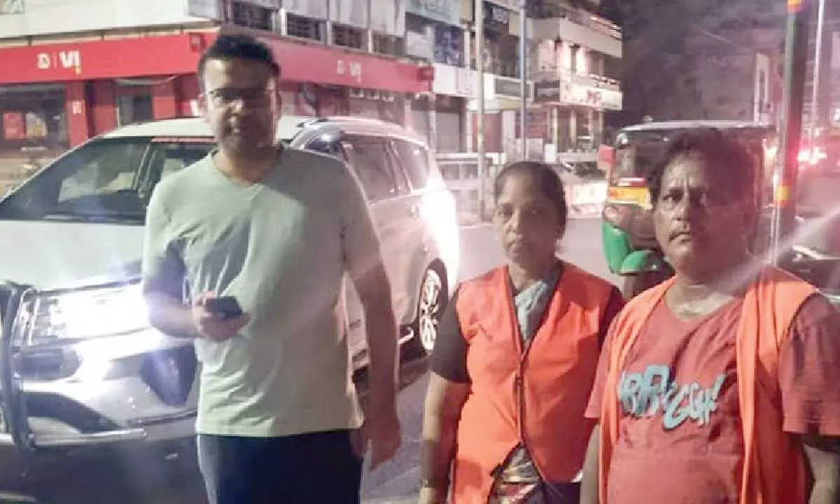 Surprise inspection of sanitation works at night Surprise inspection of sanitation works at night