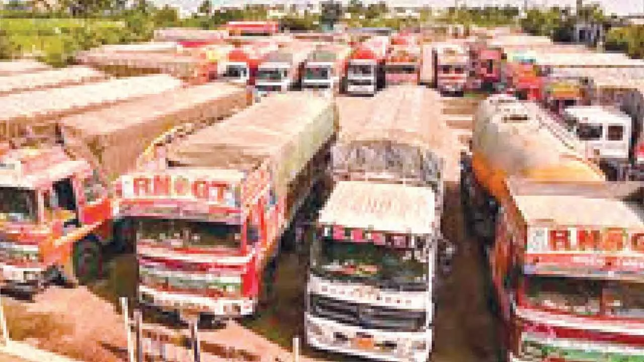 Govt releases Rs 244 cr as truckers go on strike Govt releases Rs 244 cr as truckers go on strike