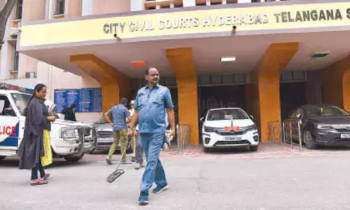 Bomb threat throws cops in a tizzy