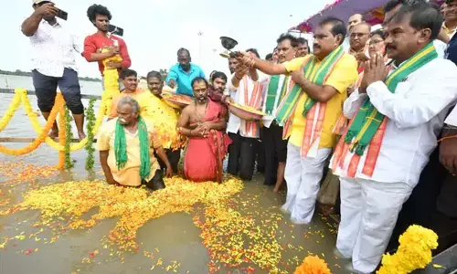 Nimmala Ramanaidu performs Jalaharati at Krishna and Godavari confluence