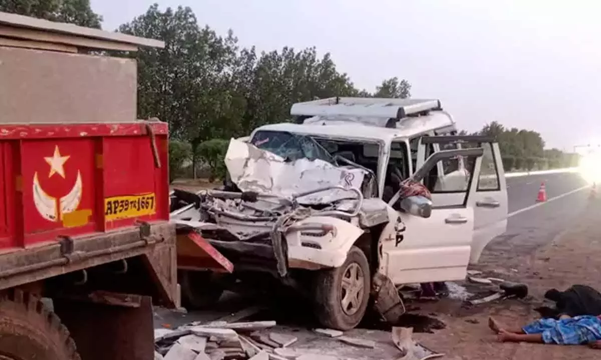 Tragic road accident claims three lives in Kurnool district Tragic road accident claims three lives in Kurnool district