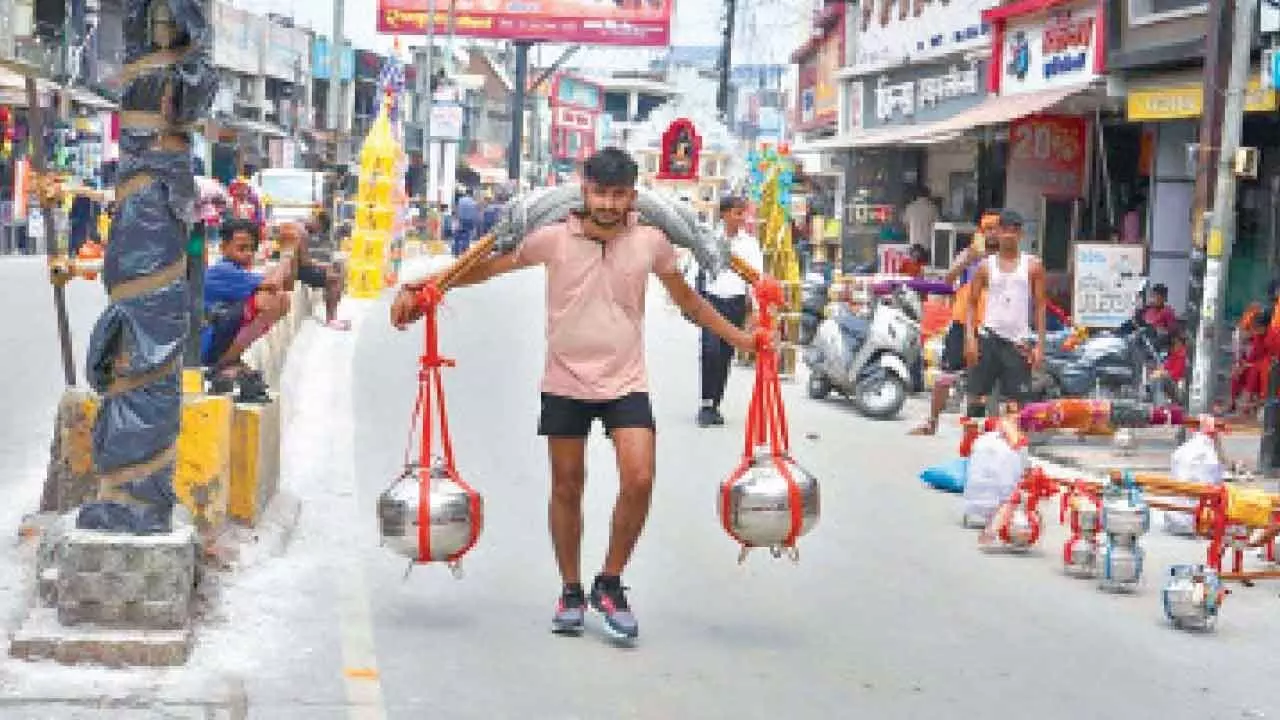 UP govt official orders ban on outsiders in Kanwariya camps