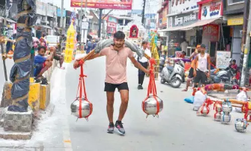 UP govt official orders ban on outsiders in Kanwariya camps