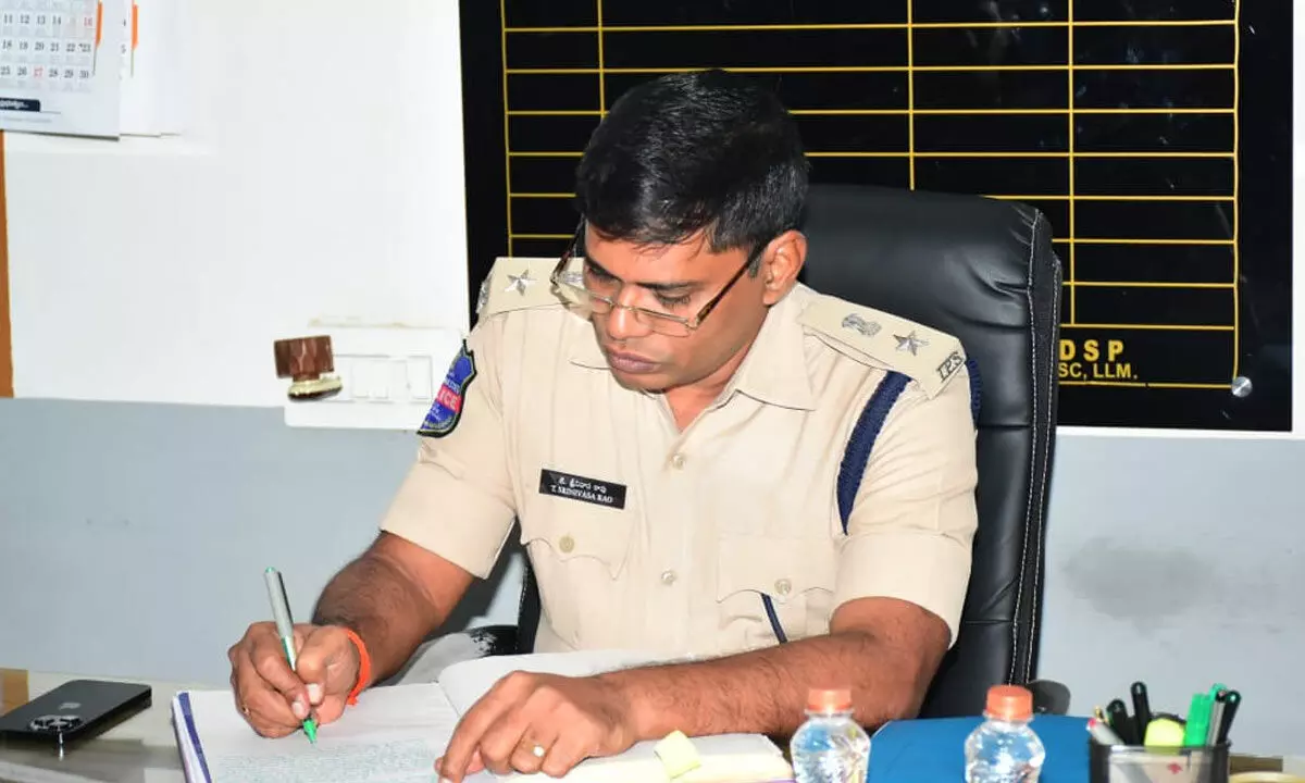 Gadwal SP Conducts Surprise Visit, Orders Timely Action on SC/ST and Dowry Cases Gadwal SP Conducts Surprise Visit, Orders Timely Action on SC/ST and Dowry Cases