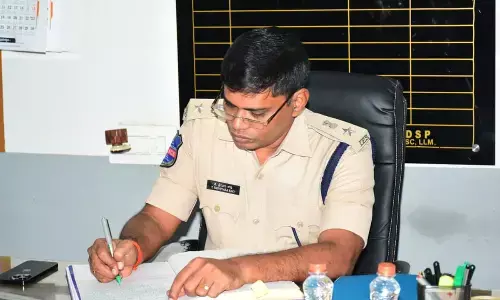 Gadwal SP Conducts Surprise Visit, Orders Timely Action on SC/ST and Dowry Cases