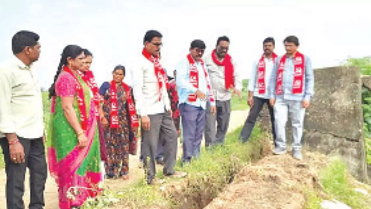 Fragile Godavari embankment poses grave threat to locals