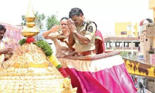 Hyd top cop joins Lal Darwaza Bonalu festivities, assures full security
