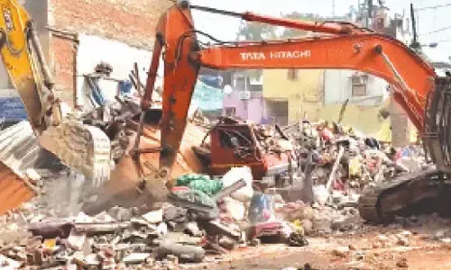 3-storey building collapses in Bada Hindu Rao area; 1 dead