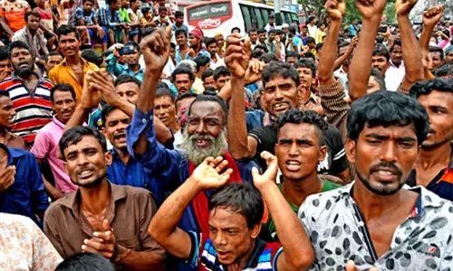 Dhaka: CNG drivers block Banani roads as a sign of protest