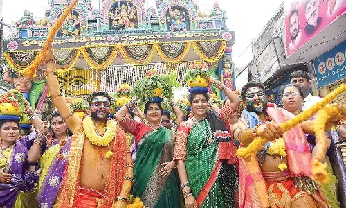 Thousands throng Mahankali temple as Sec’bad sways to Bonalu beats