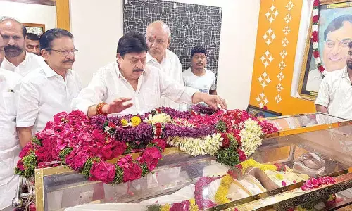 Galaxy of politicos, actors pay tributes